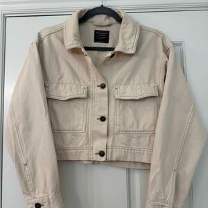 NWOT Abercrombie & Fitch Off-White Cropped Utility Jean Jacket, Size S